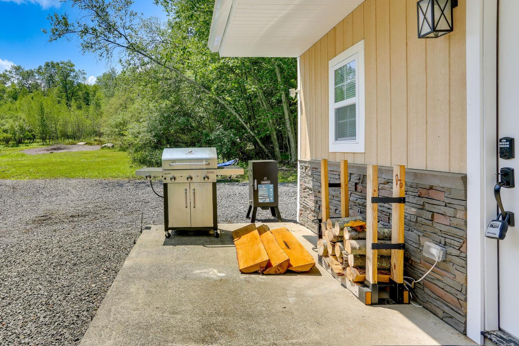 Secluded Poconos Cabin With Fire Pit On 75 Acres! East Stroudsburg Exteriér fotografie
