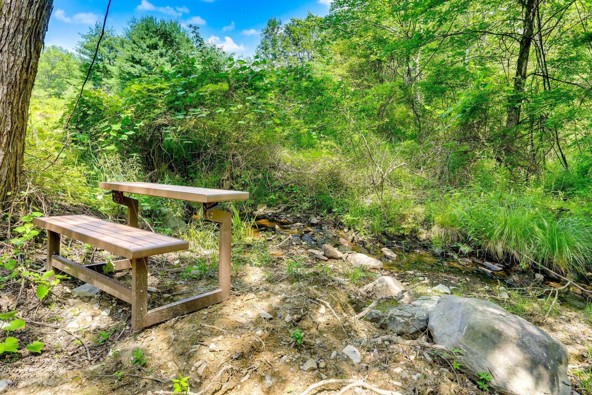Secluded Poconos Cabin With Fire Pit On 75 Acres! East Stroudsburg Exteriér fotografie