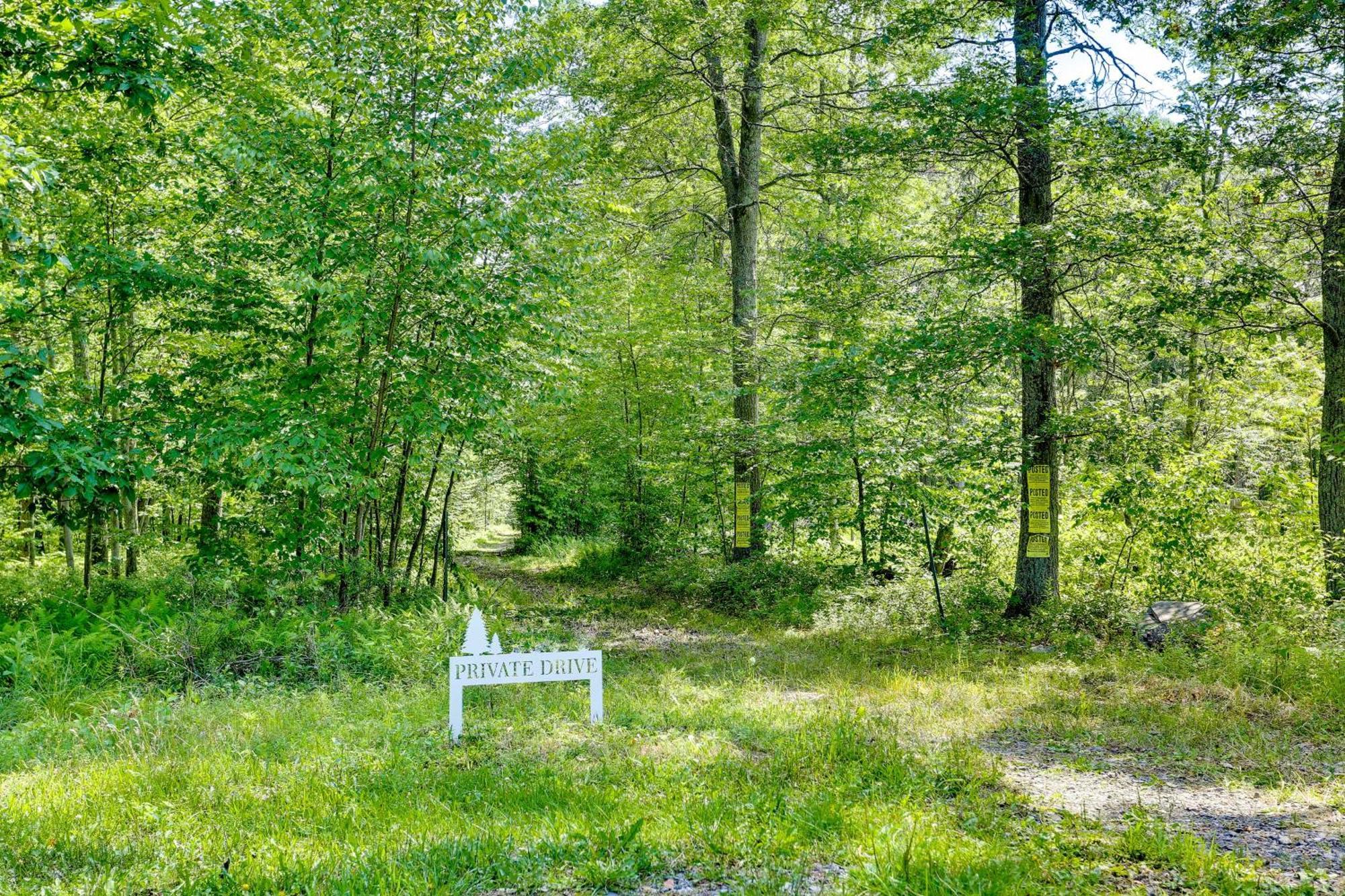 Secluded Poconos Cabin With Fire Pit On 75 Acres! East Stroudsburg Exteriér fotografie